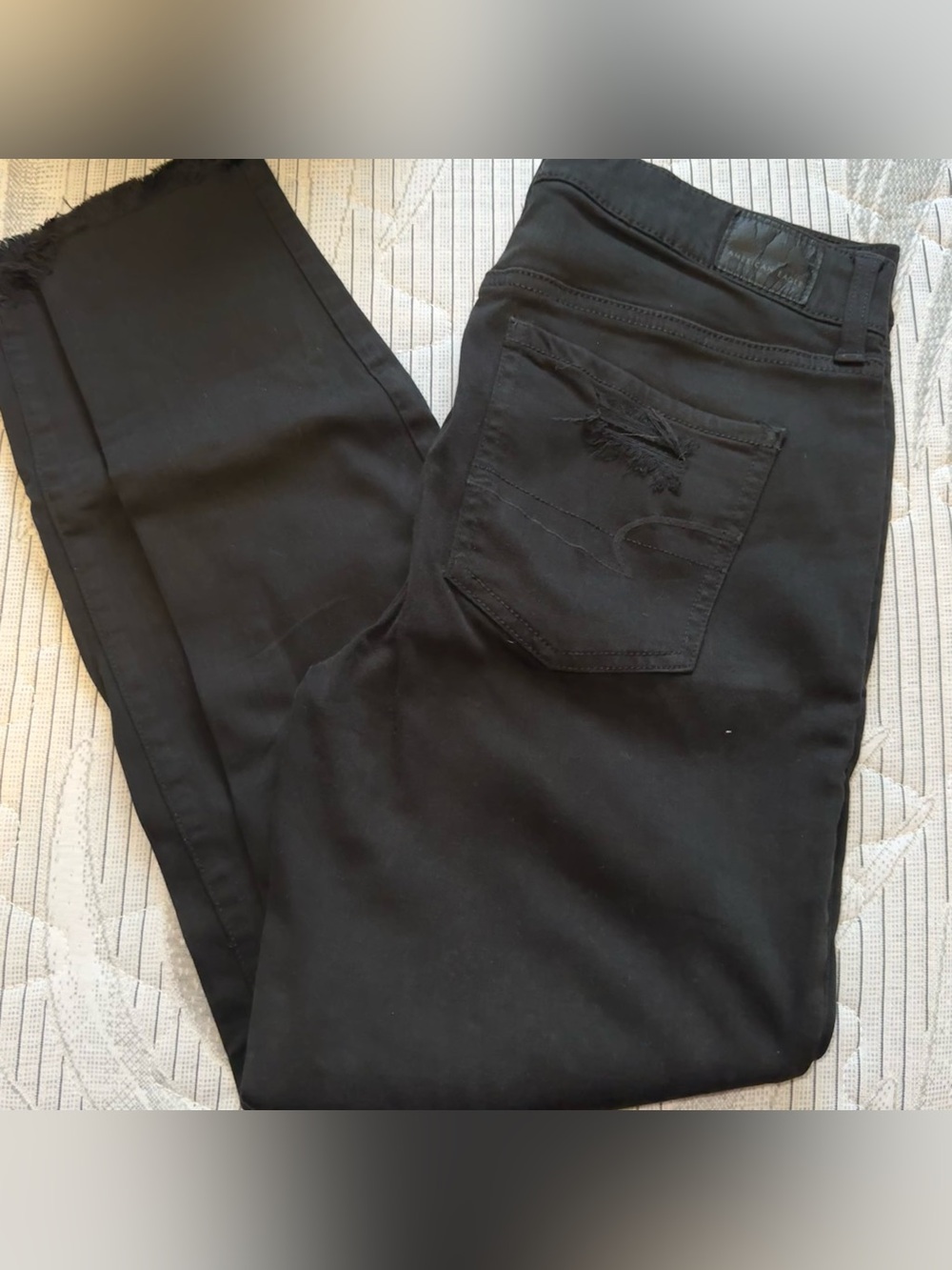 American Eagle Black ripped HI-Rise jegging crop